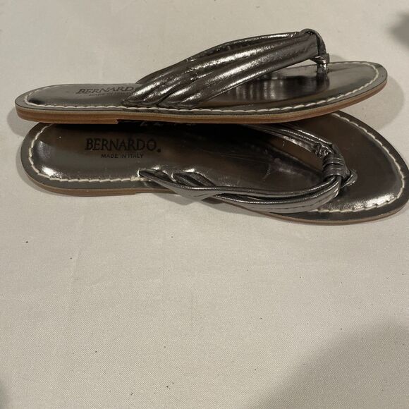 Bernardo Iconic Miami Sandals Metallic Pewter Made Italy Leather Thong Flat 8 - Picture 6 of 7
